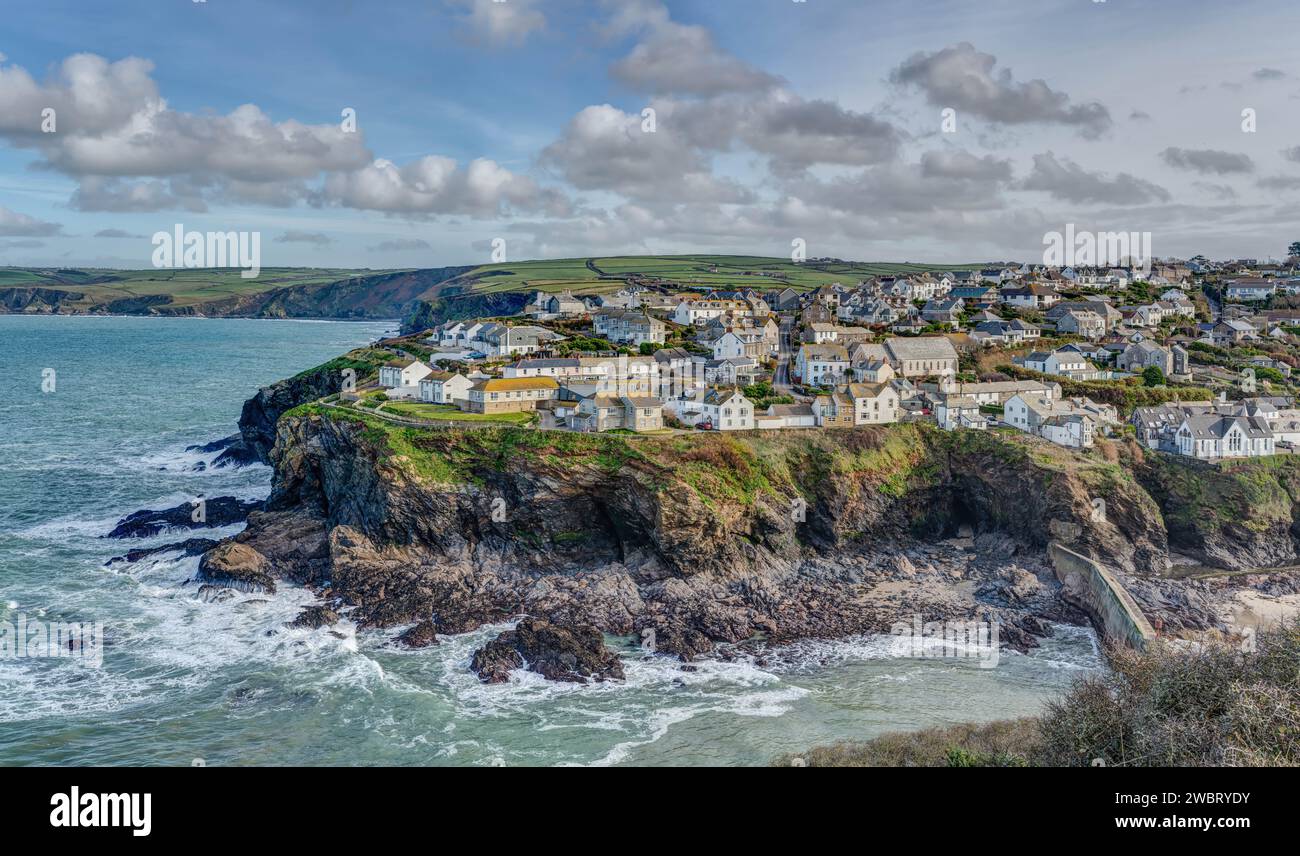 Splendida giornata sul South West Coast Path in Cornovaglia, avvicinandosi a Port Isaac da sud, guardando a nord sulla penisola fuori dal porto. Foto Stock