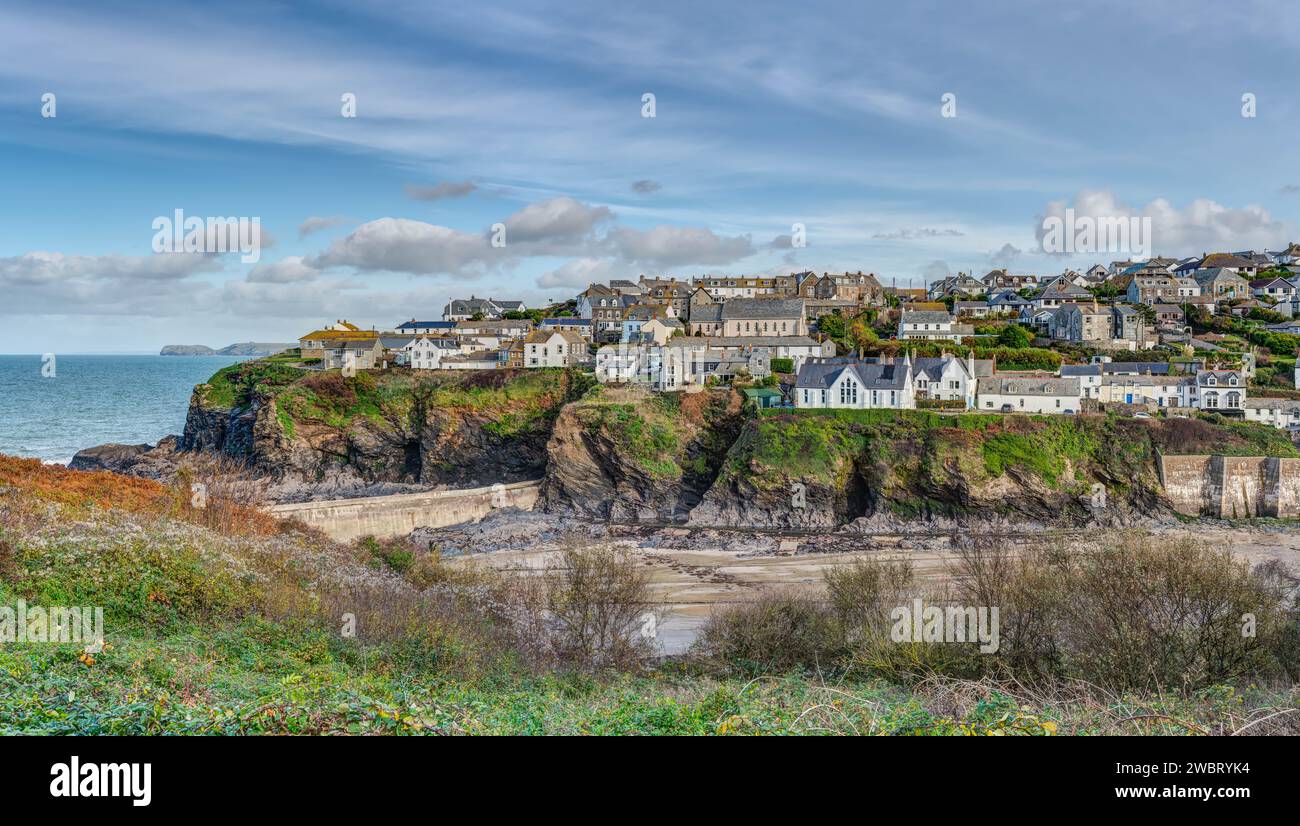 Sopra la spiaggia guardando verso nord verso il villaggio di Port Isaac, annidato sulla scogliera, un bellissimo villaggio di pescatori della Cornovaglia usato per filmare Doc Martin Foto Stock