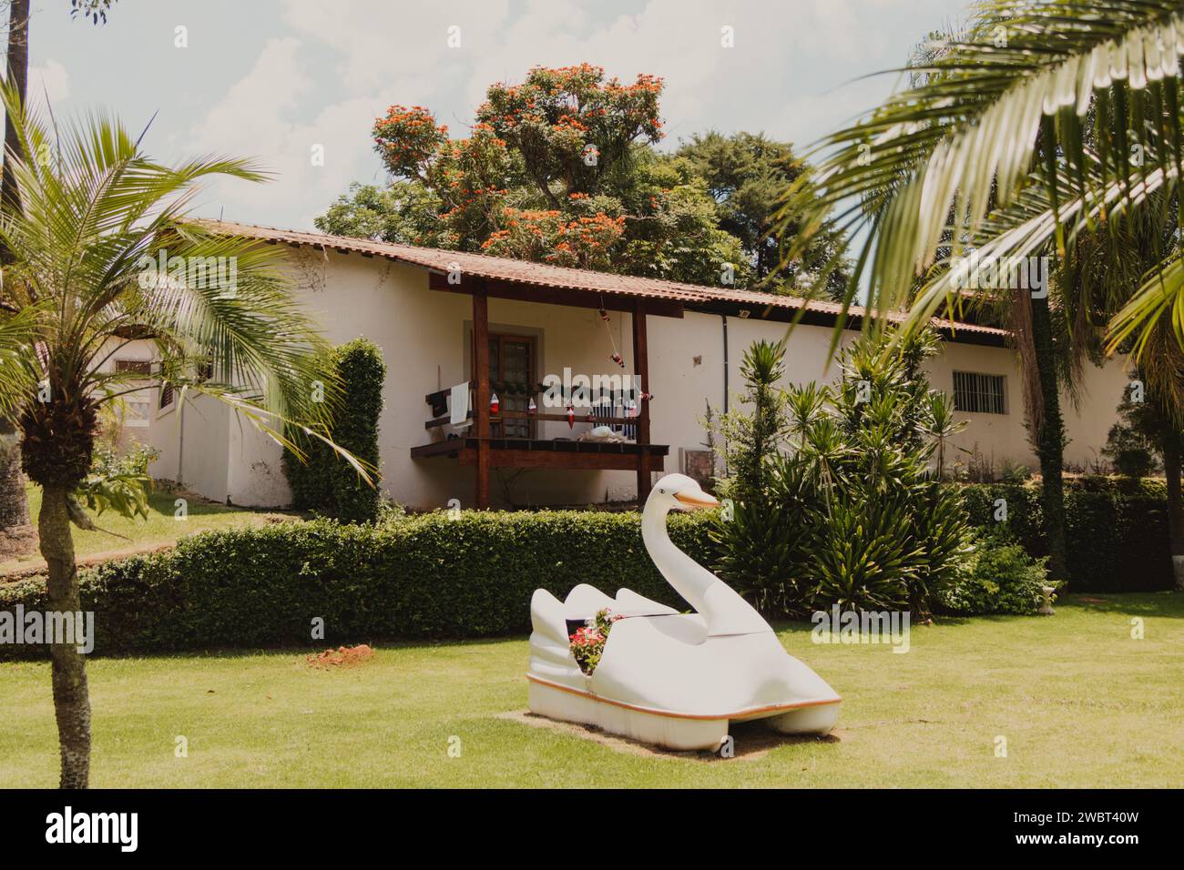 decorazione della statua del cigno nel giardino dell'hotel Foto Stock