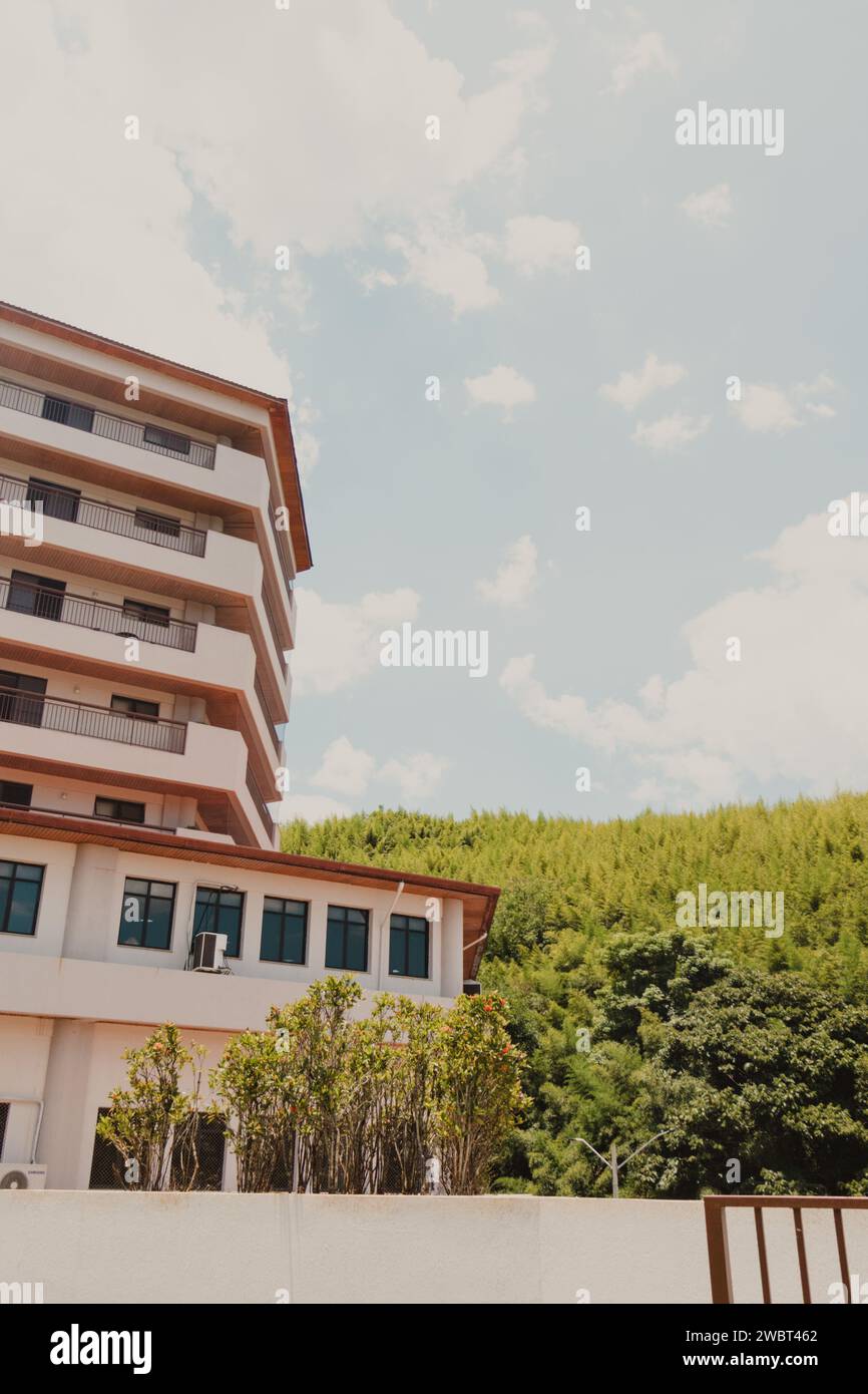 vista dell'edificio nel cielo blu Foto Stock