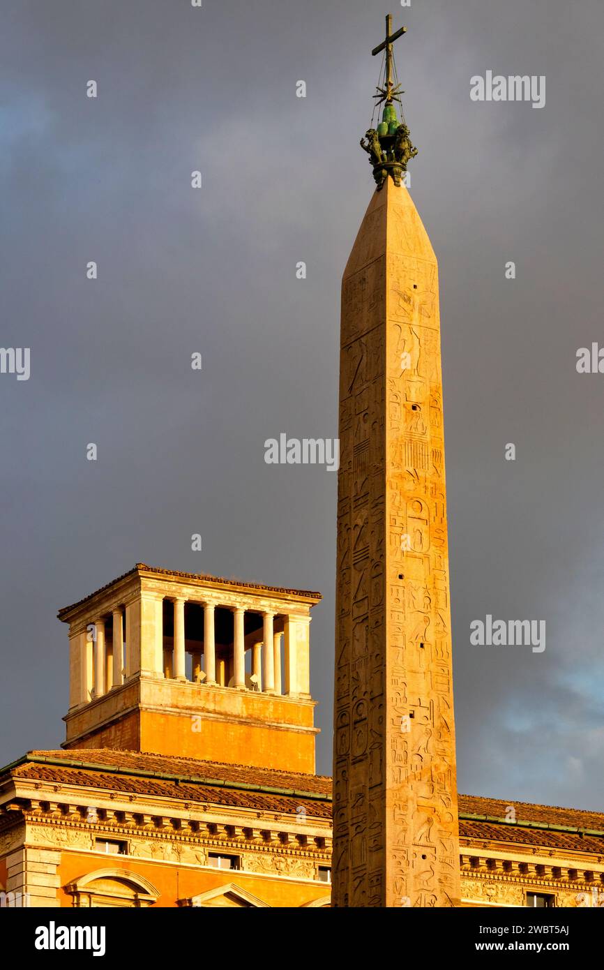 Vista dell'Obelisco Lateranense al tramonto, Roma, Italia Foto Stock