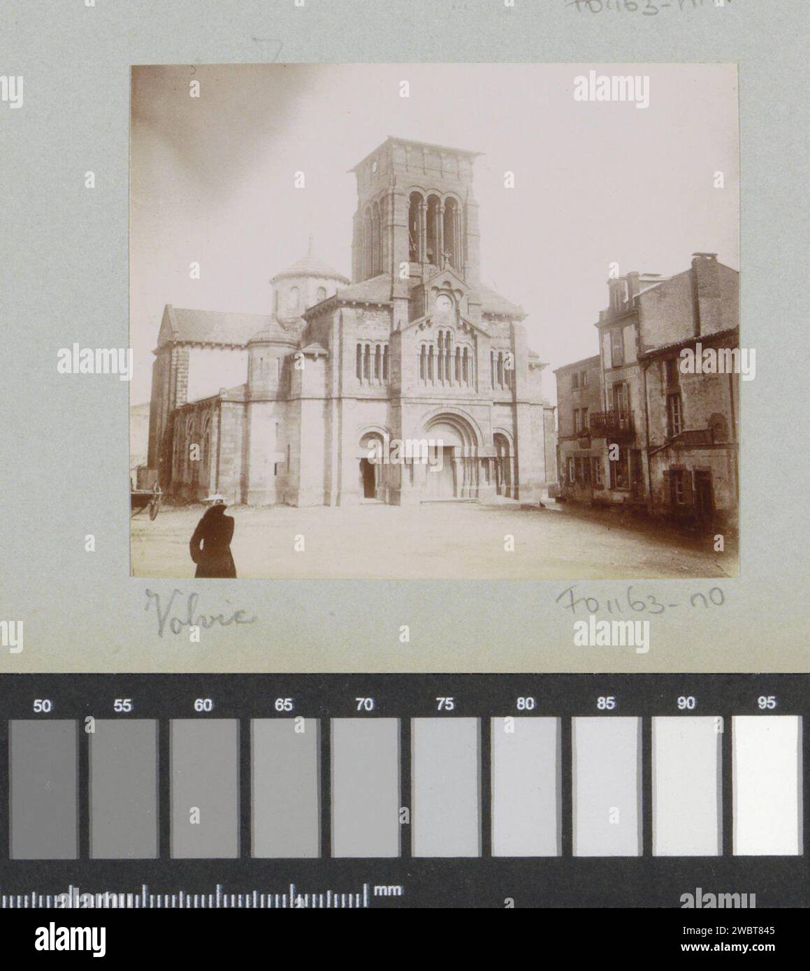 Esterno della Chiesa di San prete a Volvic, 1902 Fotografia parte dell'album fotografico di un fotografo dilettante francese con registrazioni di viaggi in Francia, Spagna, Belgio, Lussemburgo e Paesi Bassi, le prime auto e gare automobilistiche. Carta Volvic. Chiesa di supporto fotografico (esterno) Volvic Foto Stock