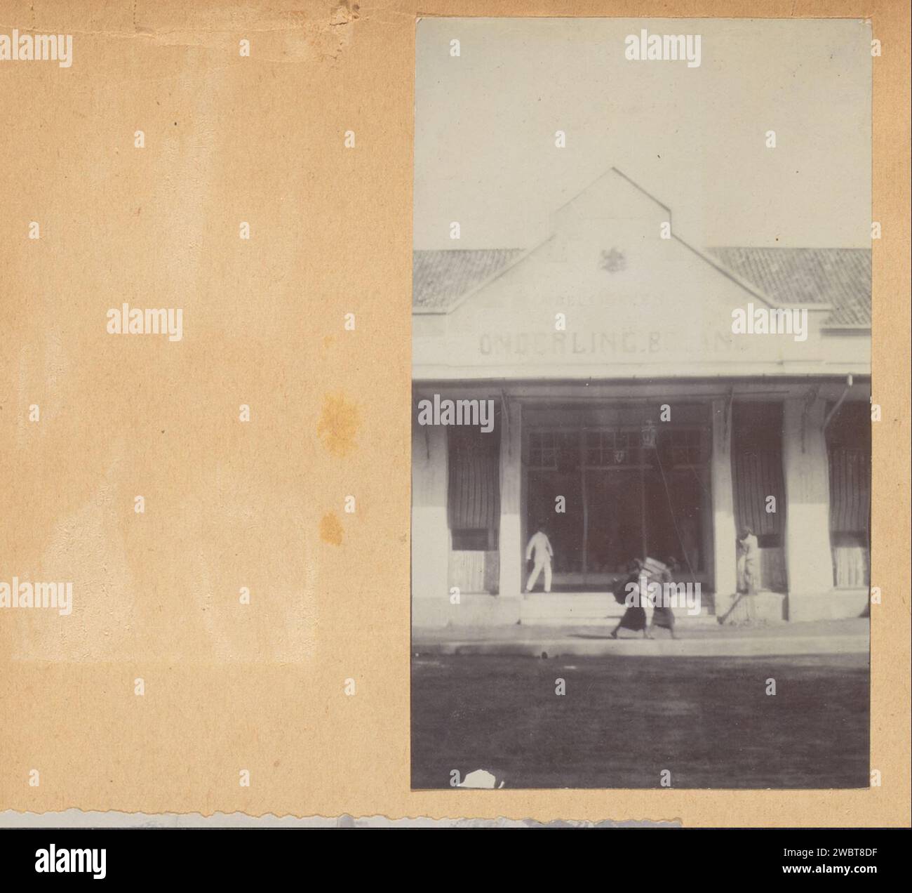 Facciata di un edificio dell'associazione di categoria "Onderling Belang" a Jogjakarta, c. 1915 - c. 1920 Fotografia parte dell'album di famiglia con foto di una famiglia nell'ex colonia delle Indie Orientali olandesi e una fabbrica di zucchero a Purworejo. Facciata di supporto fotografico di Jogjakarta (di casa o edificio) Jogjakarta Foto Stock