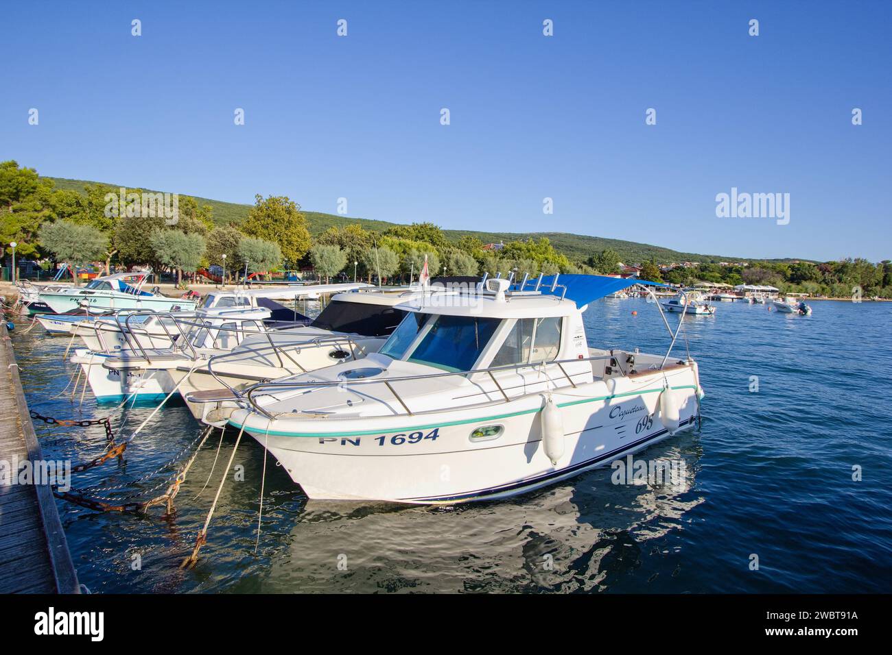 Piccole barche nel porto (porto) di Punat, isola di Krk, Croazia Foto Stock