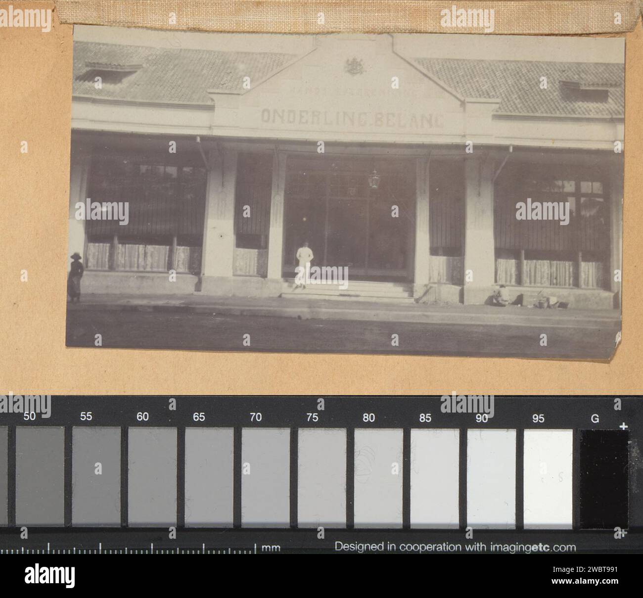 Facciata di un edificio dell'associazione di categoria "Onderling Belang" a Jogjakarta, c. 1915 - c. 1920 Fotografia parte dell'album di famiglia con foto di una famiglia nell'ex colonia delle Indie Orientali olandesi e una fabbrica di zucchero a Purworejo. Facciata di supporto fotografico di Jogjakarta (di casa o edificio) Jogjakarta Foto Stock
