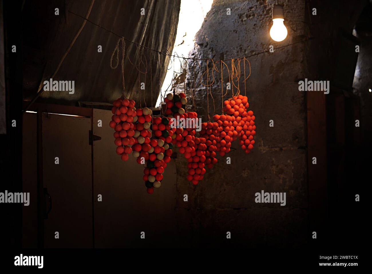 Saponi a forma di uva appesa, tradizionalmente prodotti a Tripoli dall'olio d'oliva, Libano. Foto Stock