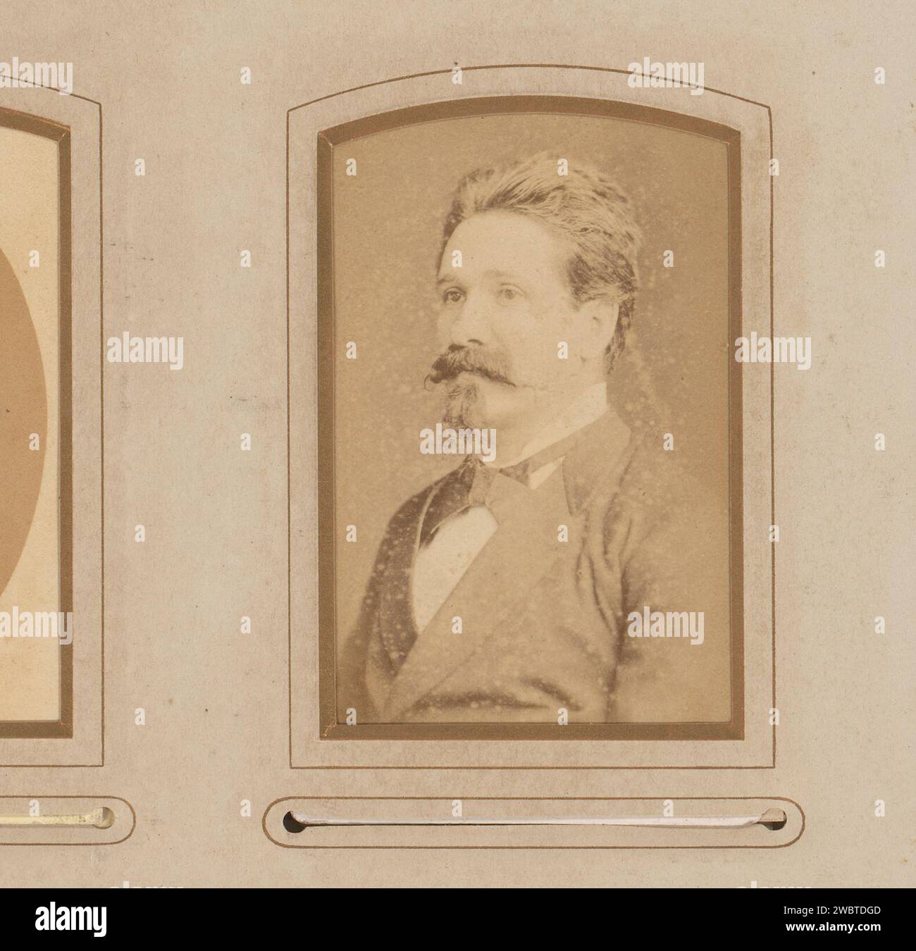Ritratto di un uomo con baffi e barba, Herman Salzwedel, 1880 - 1905 Fotografia. Scheda visita questa foto fa parte di un album. Cartone Surabaya. supporto fotografico per la stampa di persone storiche da parte di albumen. barba. baffi Foto Stock