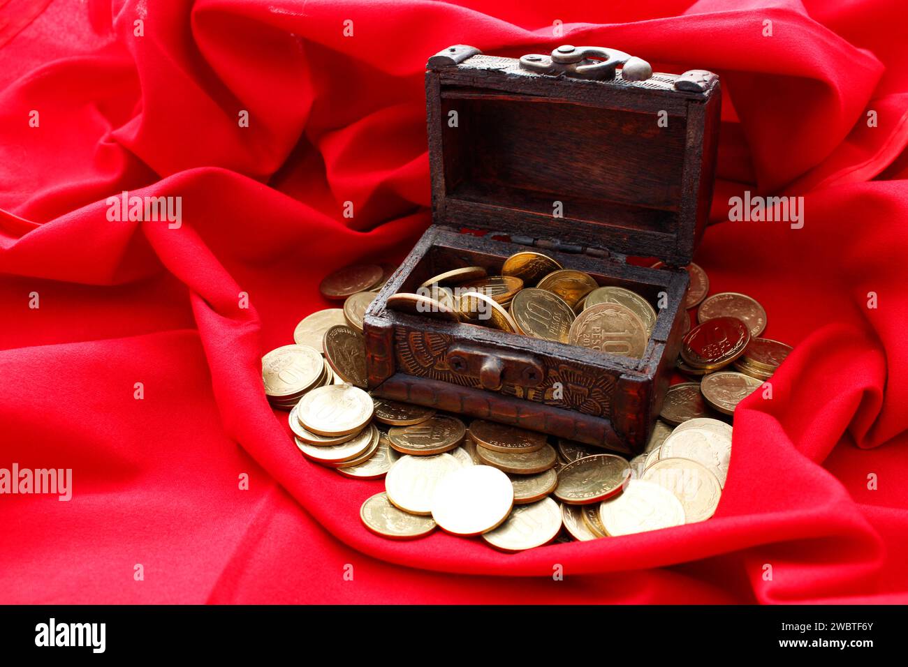 Bel petto contenente monete d'oro Foto Stock