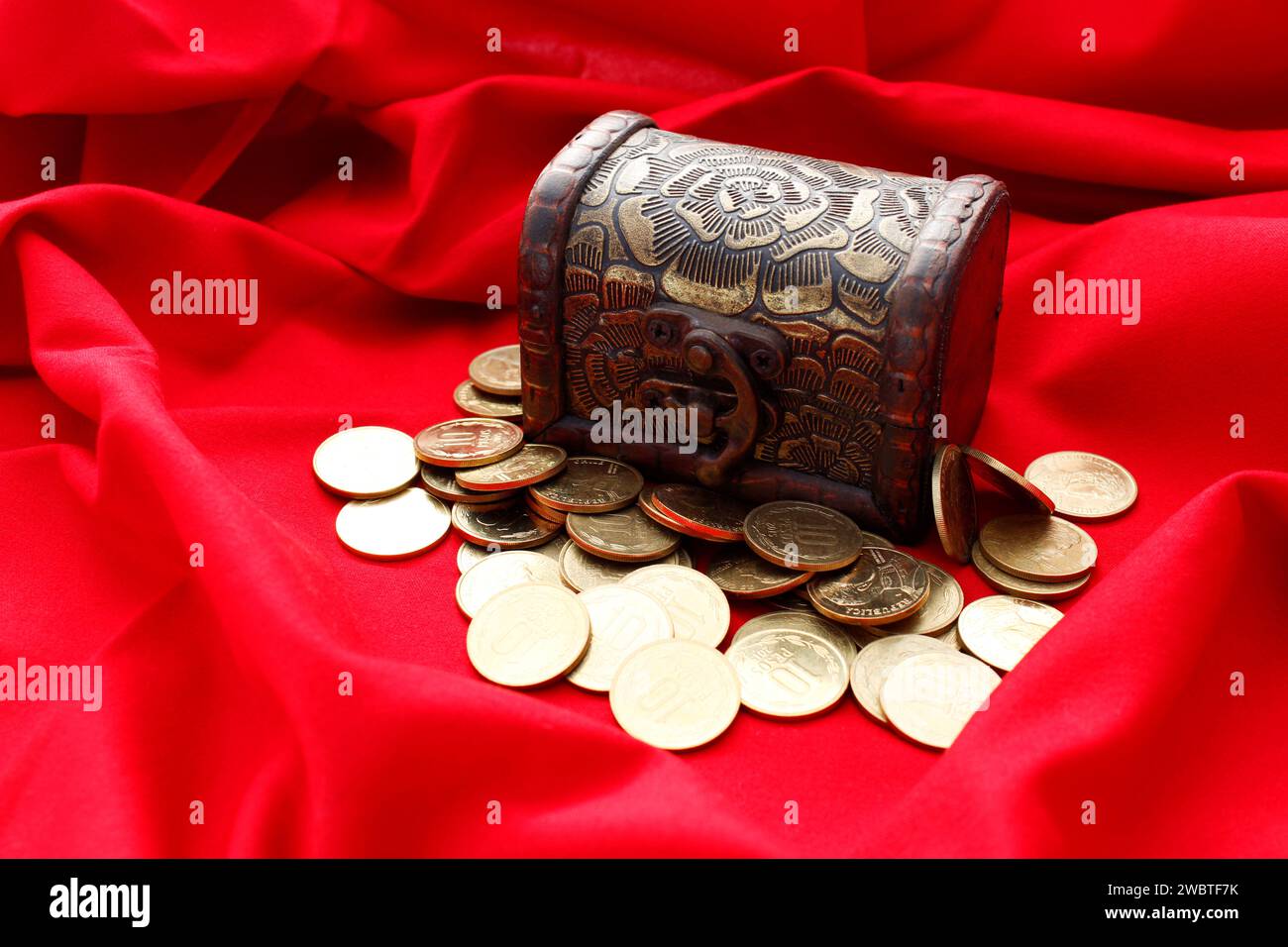 Bel petto su monete d'oro Foto Stock