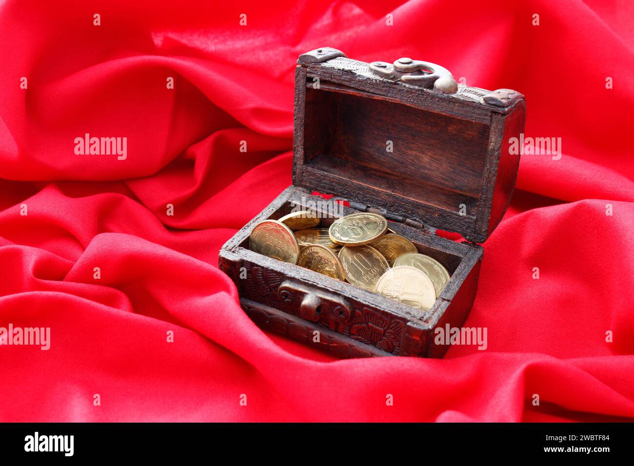 Bel petto con monete d'oro Foto Stock