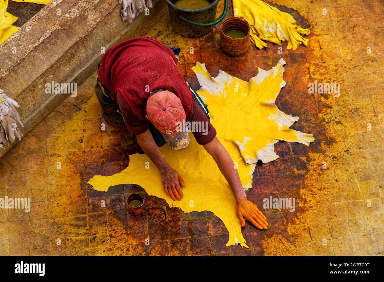 Un uomo che colorava animali si nasconde nella conceria di Chouara Foto Stock