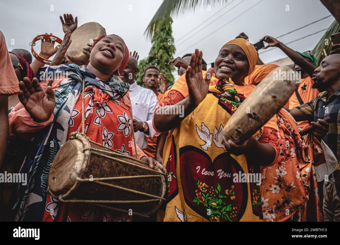 Moroni, Comore. 10 gennaio 2024. La gente partecipa a una manifestazione pre-elettorale a Moroni, capitale delle Comore, 10 gennaio 2024. Le Comore daranno il via alle elezioni presidenziali domenica. Crediti: Wang Guansen/Xinhua/Alamy Live News Foto Stock