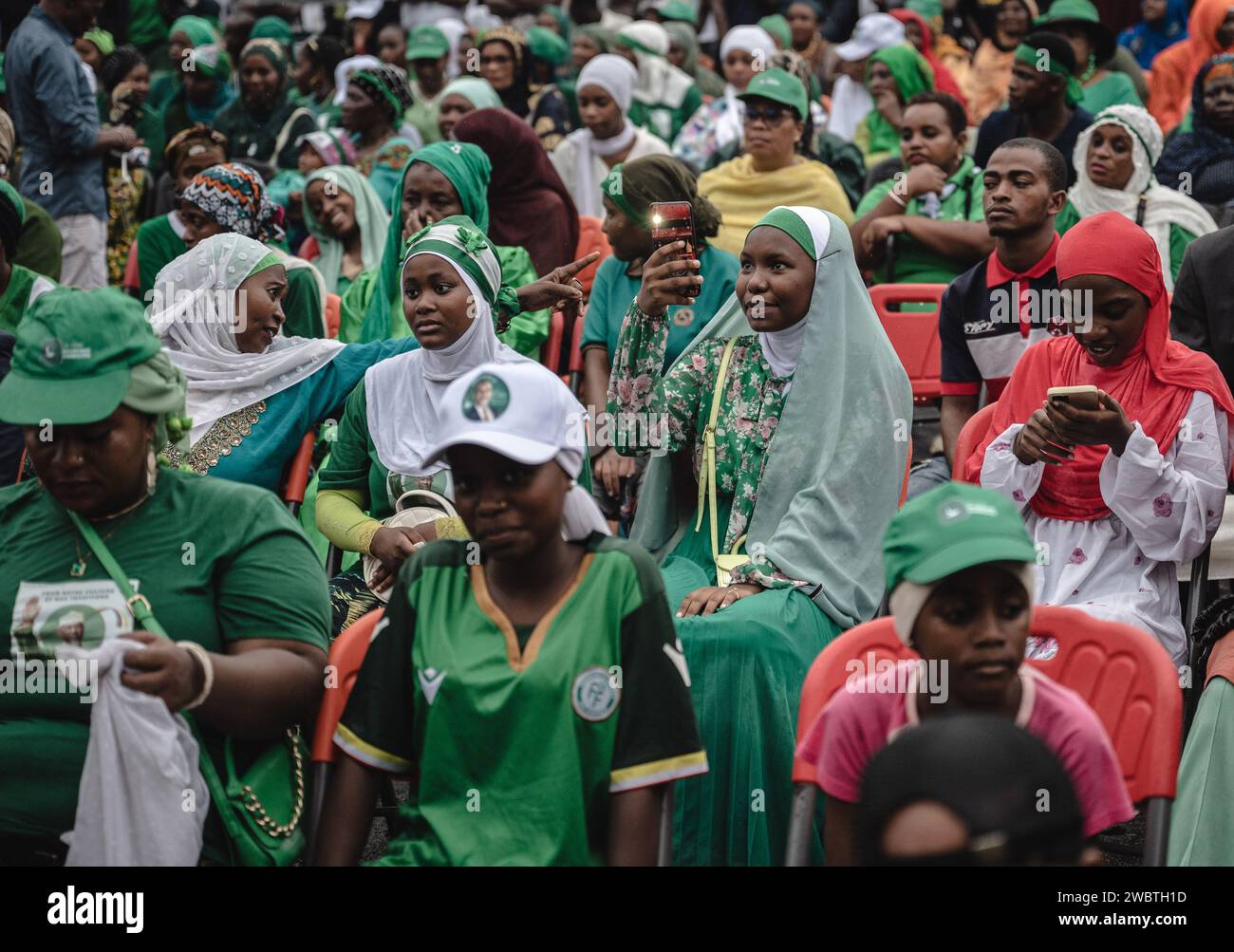 Moroni, Comore. 11 gennaio 2024. La gente partecipa a una manifestazione pre-elettorale a Moroni, capitale delle Comore, 11 gennaio 2024. Le Comore daranno il via alle elezioni presidenziali domenica. Crediti: Wang Guansen/Xinhua/Alamy Live News Foto Stock