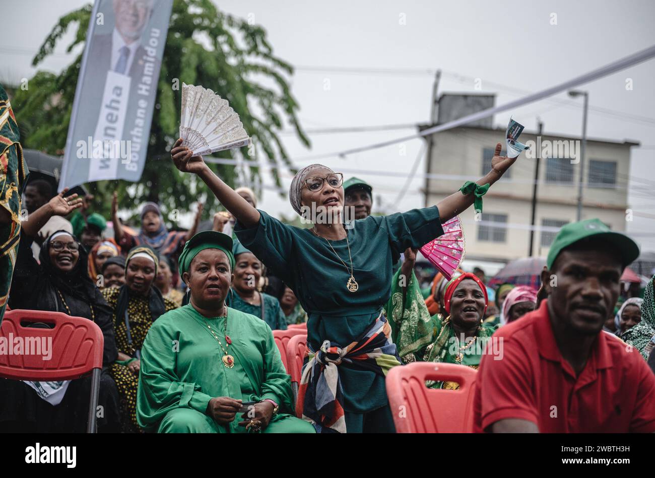 Moroni, Comore. 11 gennaio 2024. La gente partecipa a una manifestazione pre-elettorale a Moroni, capitale delle Comore, 11 gennaio 2024. Le Comore daranno il via alle elezioni presidenziali domenica. Crediti: Wang Guansen/Xinhua/Alamy Live News Foto Stock