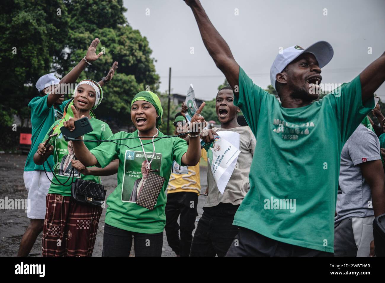 Moroni, Comore. 11 gennaio 2024. La gente partecipa a una manifestazione pre-elettorale a Moroni, capitale delle Comore, 11 gennaio 2024. Le Comore daranno il via alle elezioni presidenziali domenica. Crediti: Wang Guansen/Xinhua/Alamy Live News Foto Stock