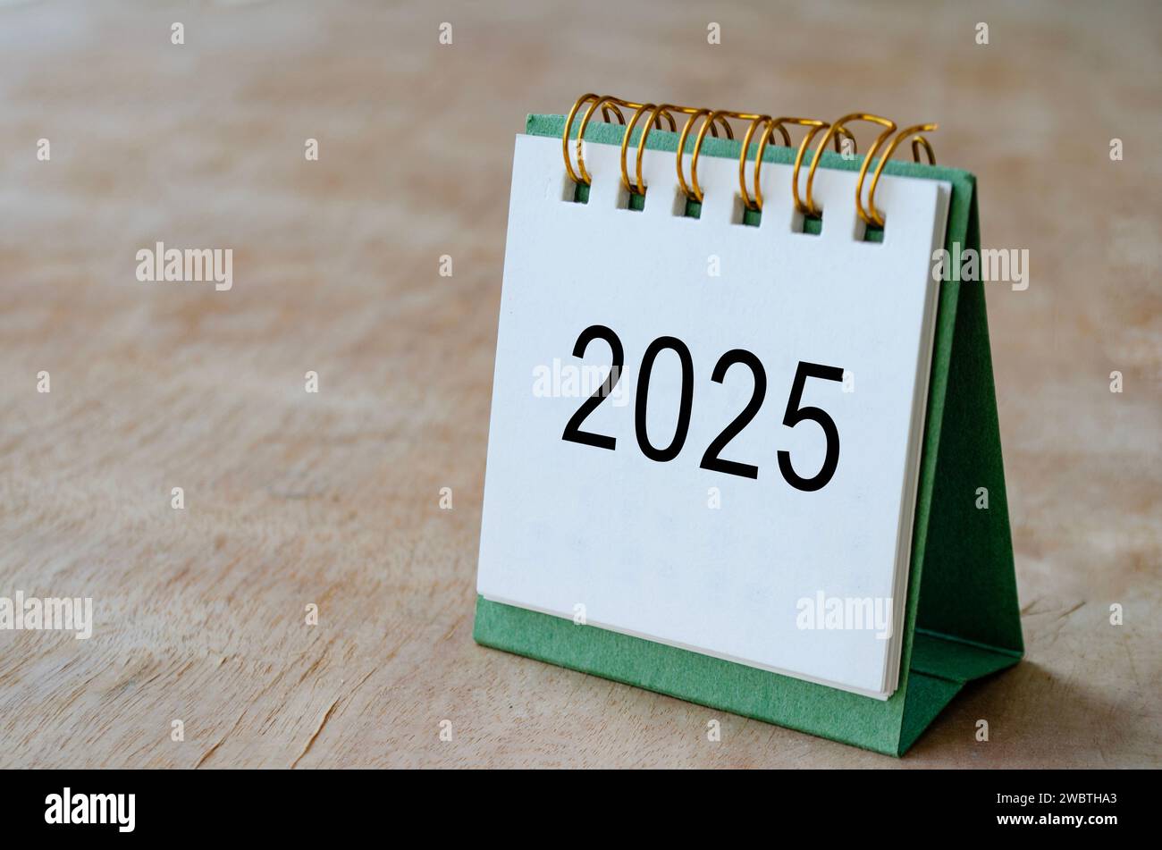 2025 tavolo da tavolo su scrivania in legno con spazio personalizzabile per il testo. Informazioni su spazio di copia e calendario. Foto Stock