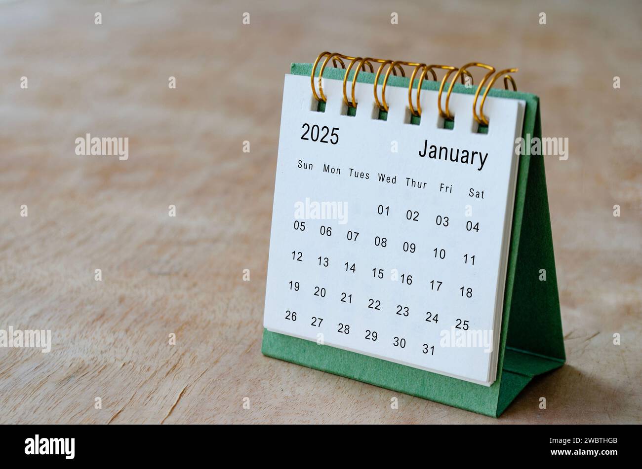 Gennaio 2025, calendario tavolo su scrivania in legno con spazio personalizzabile per il testo. Informazioni su spazio di copia e calendario. Foto Stock