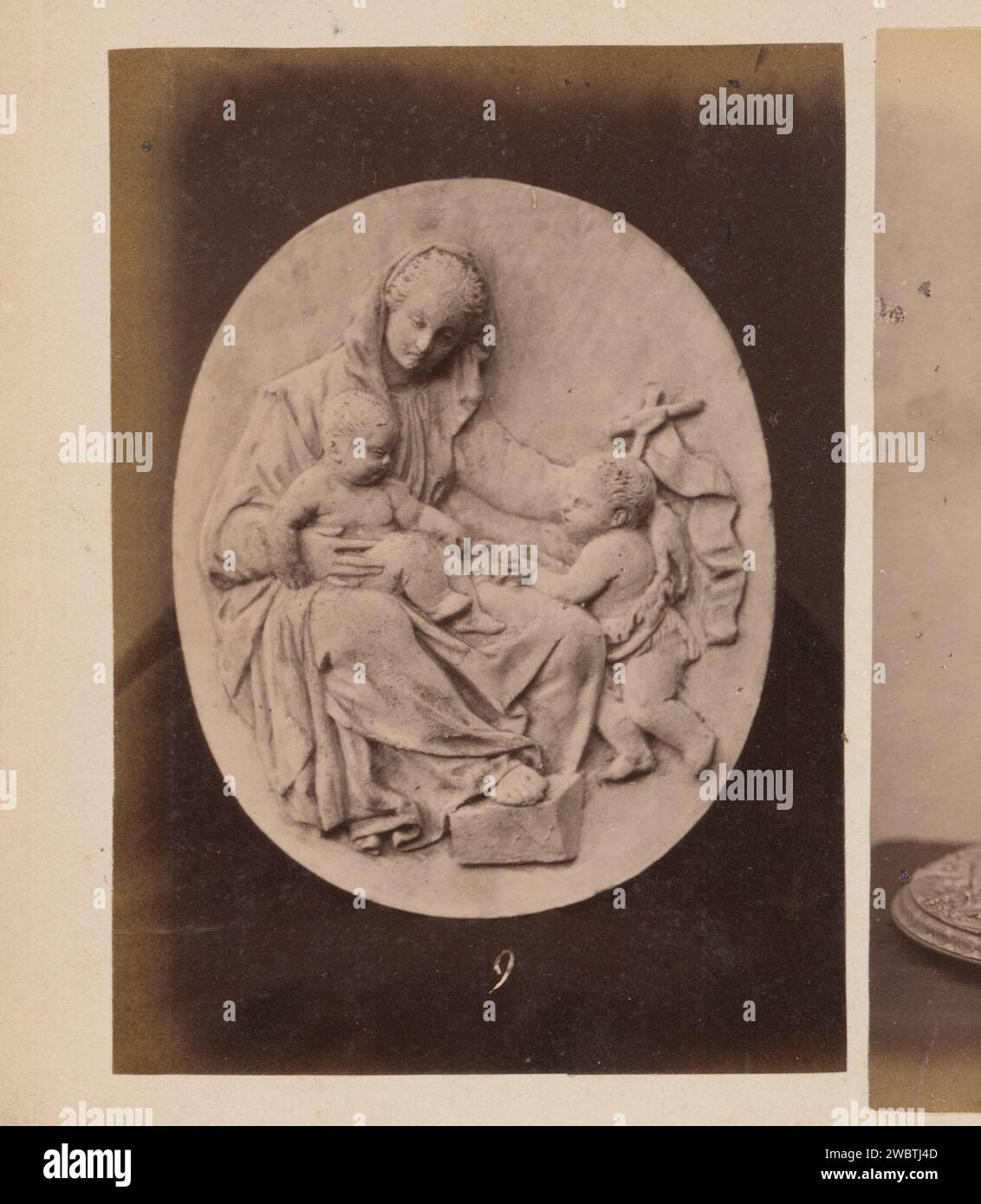 Oggetto della chiesa in bronzo, rilievo di Maria con Cristo e Giovanni, Anonimo, c. 1860 - c. 1885 foto supporto fotografico rappresentazioni di stampa di albumi derivate dalla Sacra famiglia Foto Stock