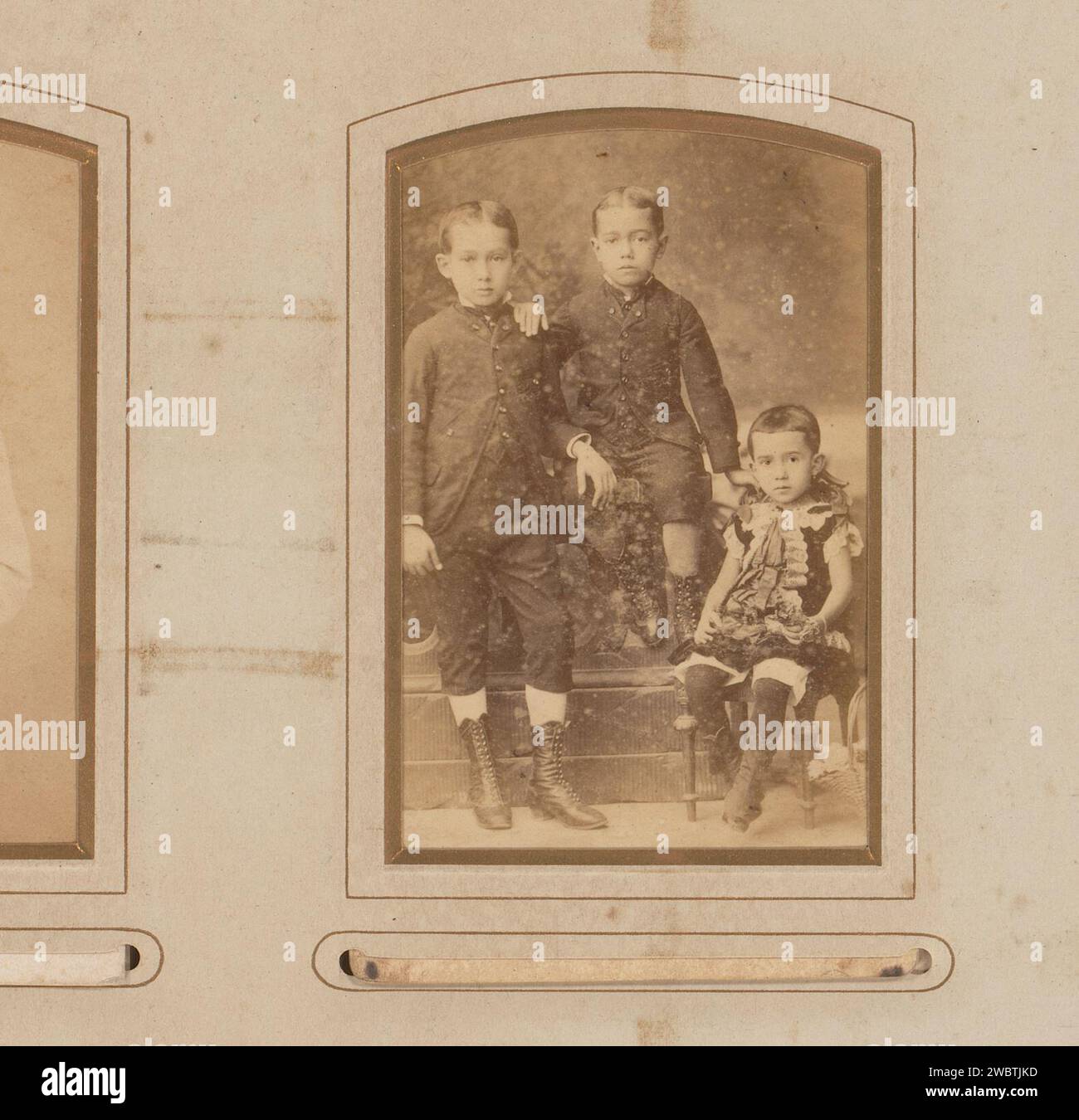 Ritratto di tre bambini, Herman Salzwedel, 1880 - 1905 Fotografia. Scheda visita questa foto fa parte di un album. Cartone Surabaya. gli albumen di supporto fotografico stampano persone storiche anonime ritratte in un gruppo, in un ritratto di gruppo. bambino (+ due persone) Foto Stock