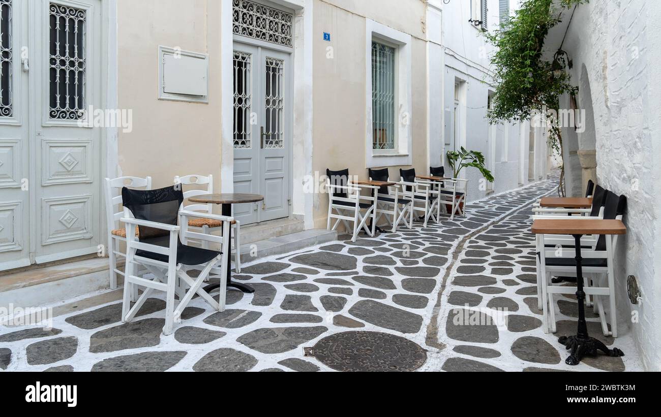 La bellissima isola greca di Paros. Tavoli tipici del ristorante greco sulle strade laterali Foto Stock