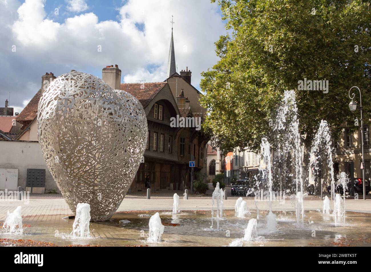 Il cuore di Troyes, Francia, una scultura di 2 tonnellate, alta 3,5 m, realizzata da artisti locali Michèle e Thierry Kayo-Houël, si trova nel centro storico della città. Foto Stock