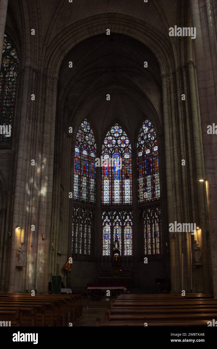 Le macchie colorate animano le colonne della basilica di Sant'Urbain, Troyes, Francia, mentre il sole splende attraverso le vetrate del XIII secolo nel coro. Foto Stock
