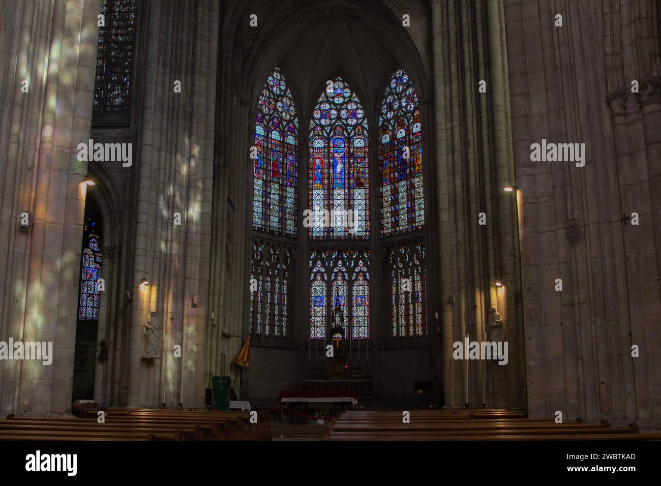 Le macchie colorate animano le colonne della basilica di Sant'Urbain, Troyes, Francia, mentre il sole splende attraverso le vetrate del XIII secolo nel coro. Foto Stock