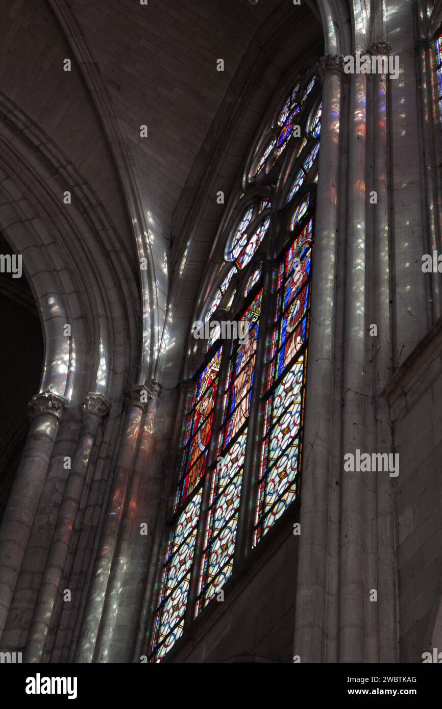 Le macchie colorate animano le colonne della basilica di Sant'Urbain, Troyes, Francia, mentre il sole splende attraverso le vetrate realizzate nel 1903 da Édouard Didron. Foto Stock