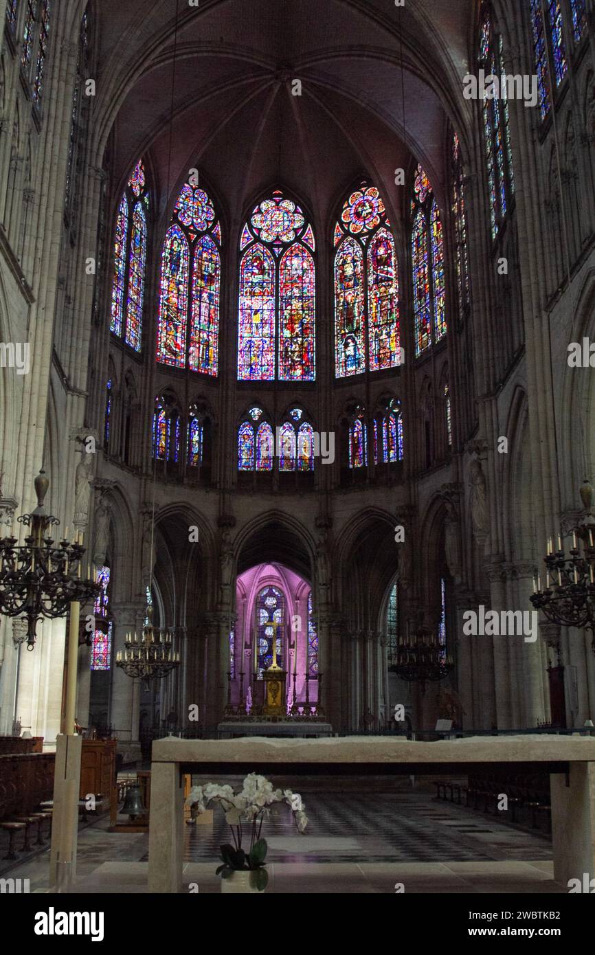 Le sorprendenti vetrate multicolore del XIII secolo della cattedrale di San Pietro e San Paolo a Troyes, Francia. Foto Stock