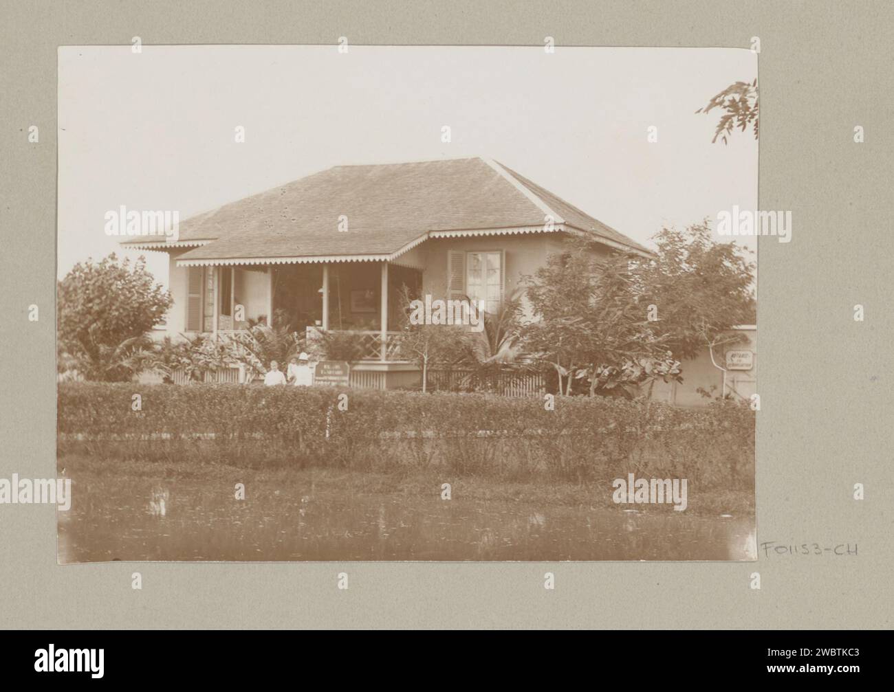 Militare con famiglia per una casa, Anonimo, c. 1890 - c. 1910 Fotografia questa foto fa parte di un album. supporto fotografico del soldato; la vita del soldato. Architettura civica; edifici; abitazioni delle Indie Orientali olandesi, il Foto Stock