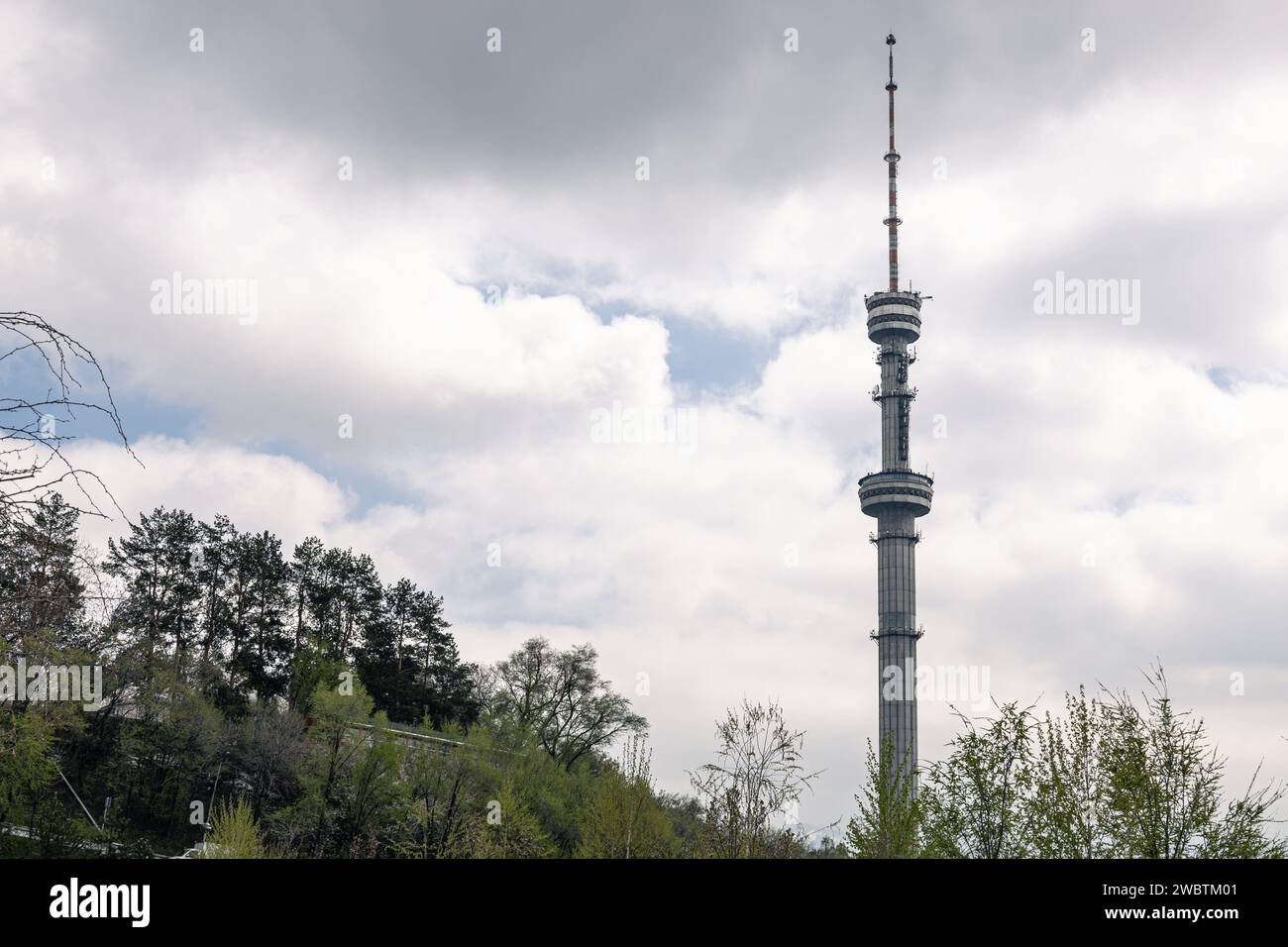 Torre della televisione sullo sfondo di un cielo nuvoloso. Koktobe Television and radio broadcast tower ad Almaty, Kazakistan. Le attrazioni della città, il parco Foto Stock