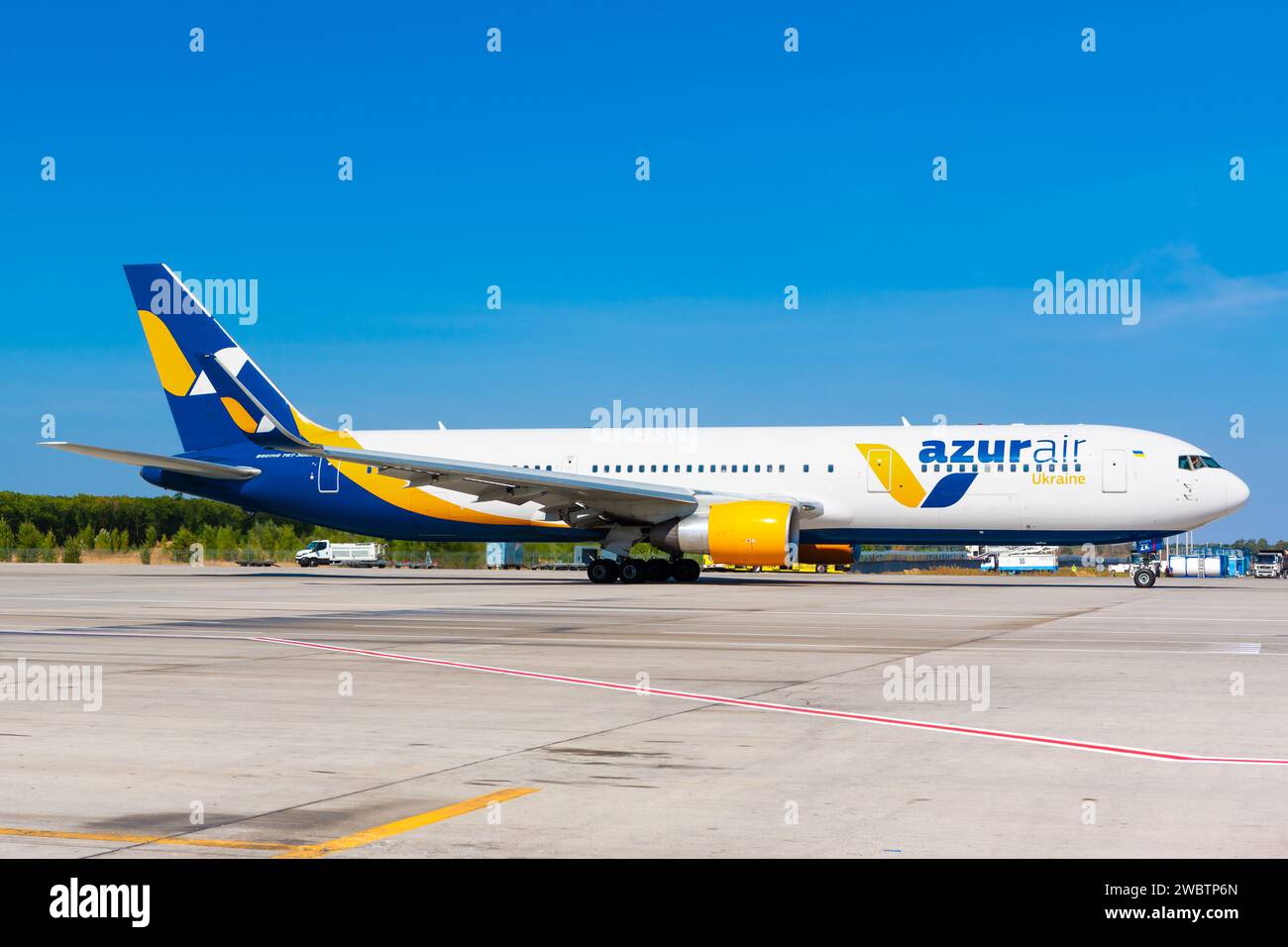 Boryspil, Ucraina - 10 settembre 2019: Aereo Boeing 767-300ER (UR-AZK) di Azur Air Ukraine presso l'aeroporto internazionale di Boryspil Foto Stock