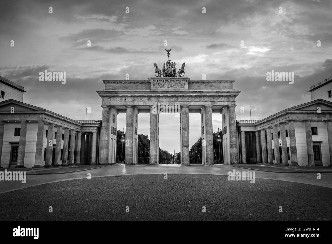 Porta di Brandeburgo a Berlino, Germania. Fotografia in bianco e nero Foto Stock