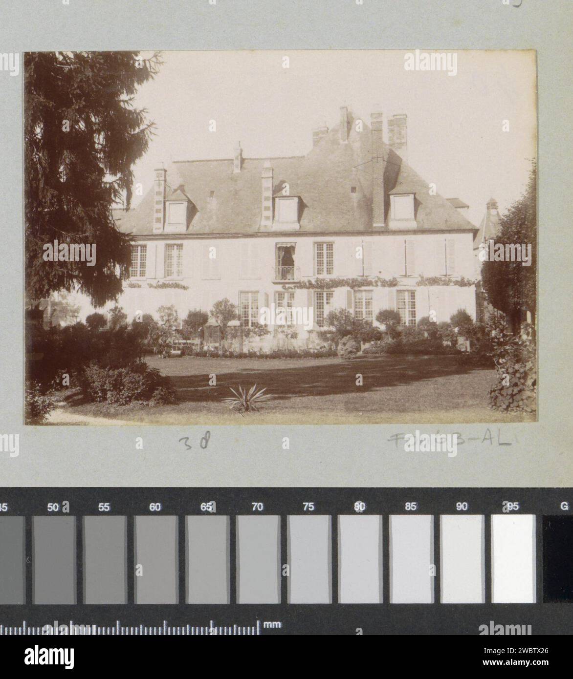 Casa di campagna con giardino a Coucy-le-Château, 1896 Fotografia parte dell'album fotografico di un fotografo dilettante francese con registrazioni di viaggi in Francia, Spagna, Belgio, Lussemburgo e Paesi Bassi, le prime auto e gare automobilistiche. Carta Coucy-le-Château. supporto fotografico di alloggi rurali, ad esempio casa di campagna, villa, cottage. garden Coucy-le-Château Foto Stock