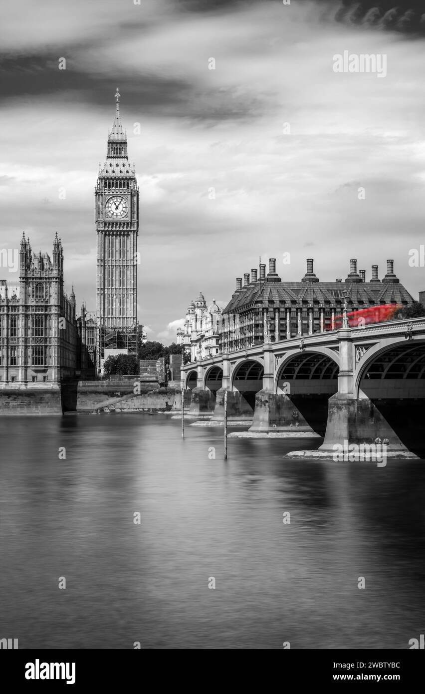 Ponte di Westminster con il Big Ben e il Tamigi, a Londra, Regno Unito. Bianco e nero con colore selettivo rosso Foto Stock