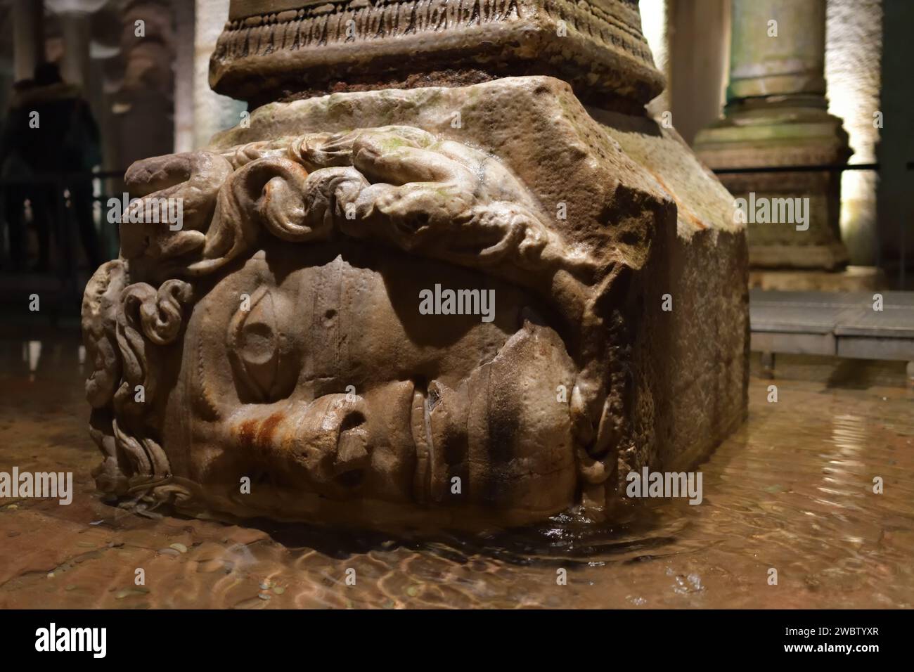 Istanbul, Turchia – 8 dicembre 2023: Testa di Medusa mostrata nella Cisterna Basilica. La testa è stata riciclata da un antico edificio del tardo periodo romano Foto Stock
