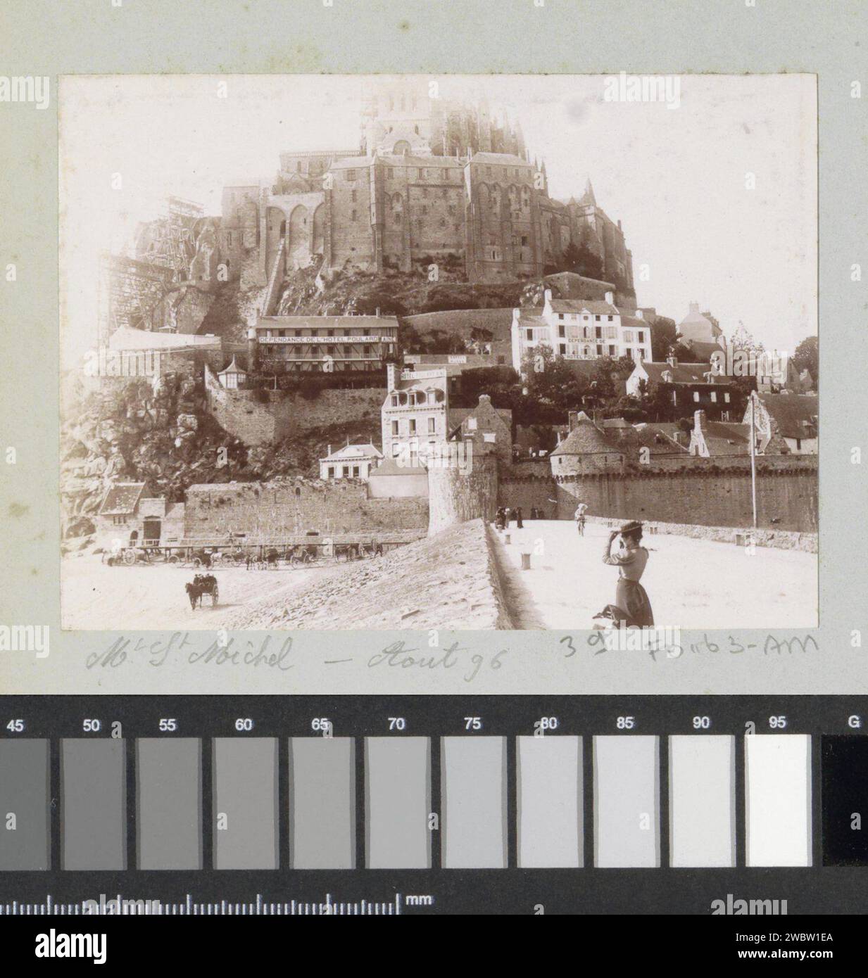 Vista di Mont-Saint-Michel, 1896 Fotografia parte dell'album fotografico di un fotografo dilettante francese con registrazioni di viaggi in Francia, Spagna, Belgio, Lussemburgo e Paesi Bassi, le prime auto e gare automobilistiche. Carta Mont Saint Michel. Supporto fotografico prospettiva della città, panorama della città, sagoma della città di Mont Saint Michel Foto Stock