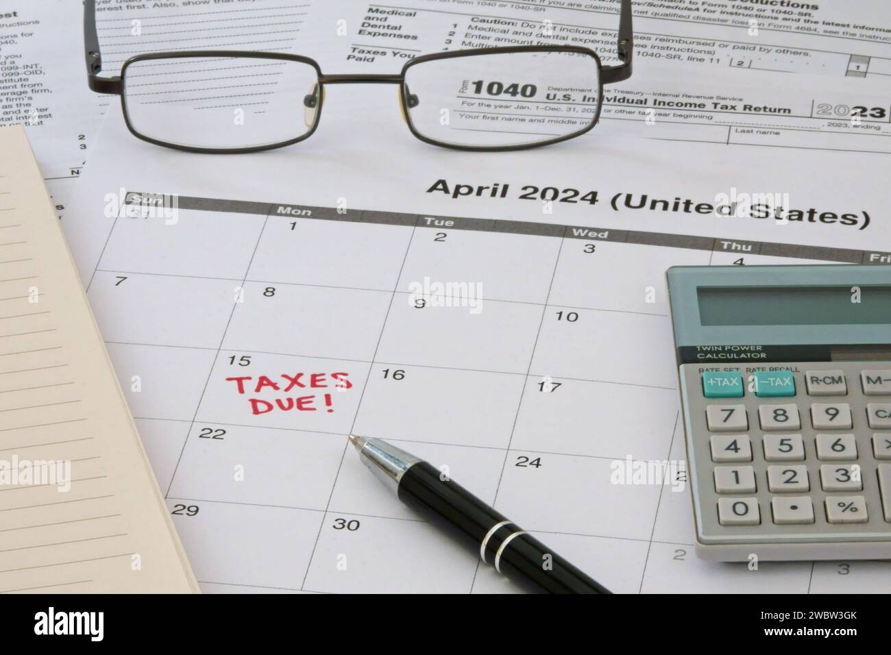 Un calendario 2024 che prende nota della scadenza per la presentazione delle imposte dell'anno 2023 per la presentazione del reddito dell'IRS del servizio delle entrate interno USA del 15 aprile. Foto Stock