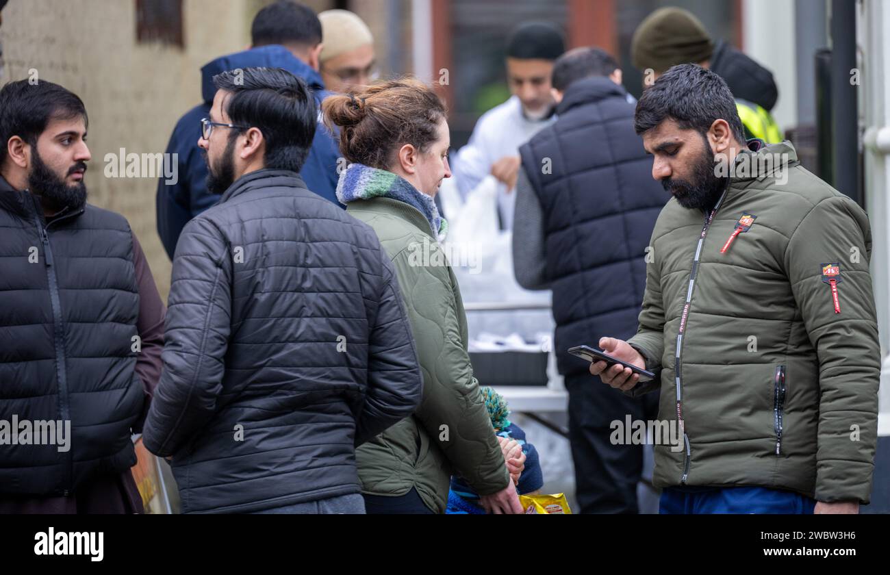 Venerdì preghiere musulmane e distribuzione di cibo alla Moschea di Brentwood Essex UK Foto Stock