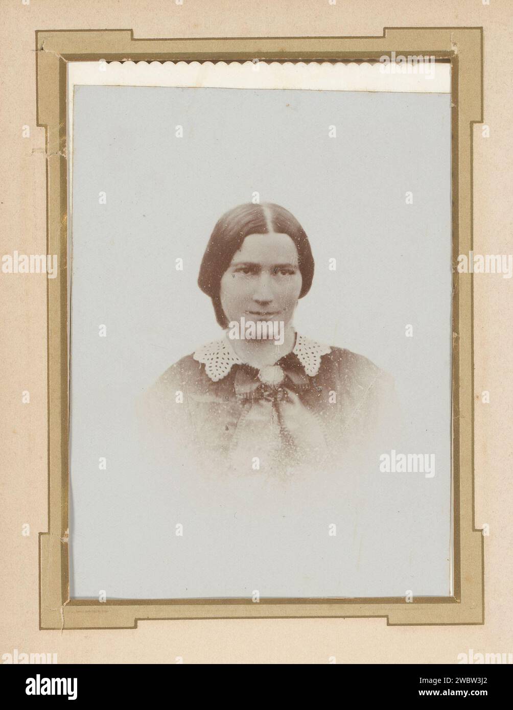 Ritratto di una donna, Science & Art Photo Co., 1880 - 1920 Fotografia. Foto cabinet questa foto fa parte di un album. supporto fotografico. persone storiche in cartone. donna adulta Foto Stock
