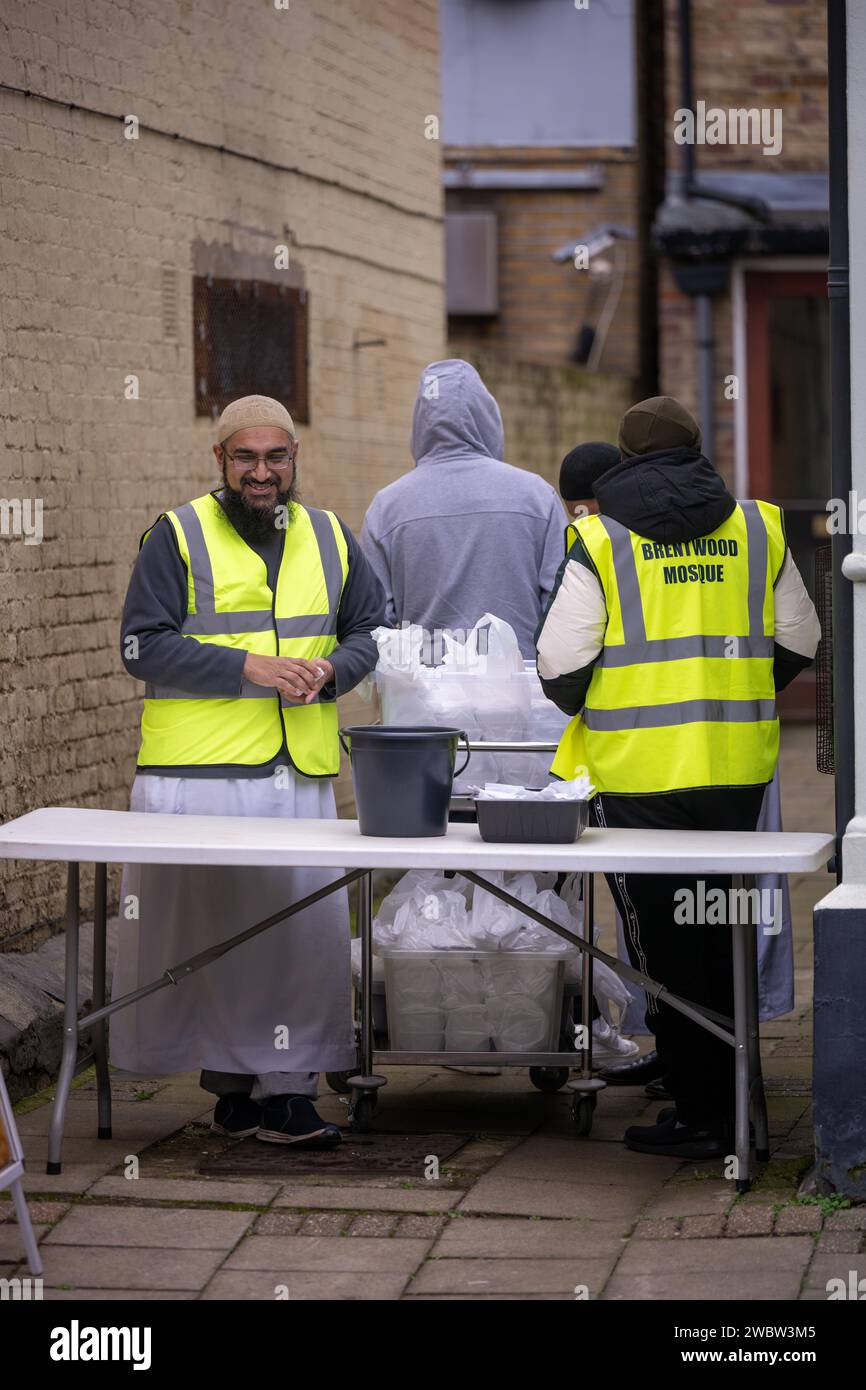 Venerdì preghiere musulmane e distribuzione di cibo alla Moschea di Brentwood Essex UK Foto Stock
