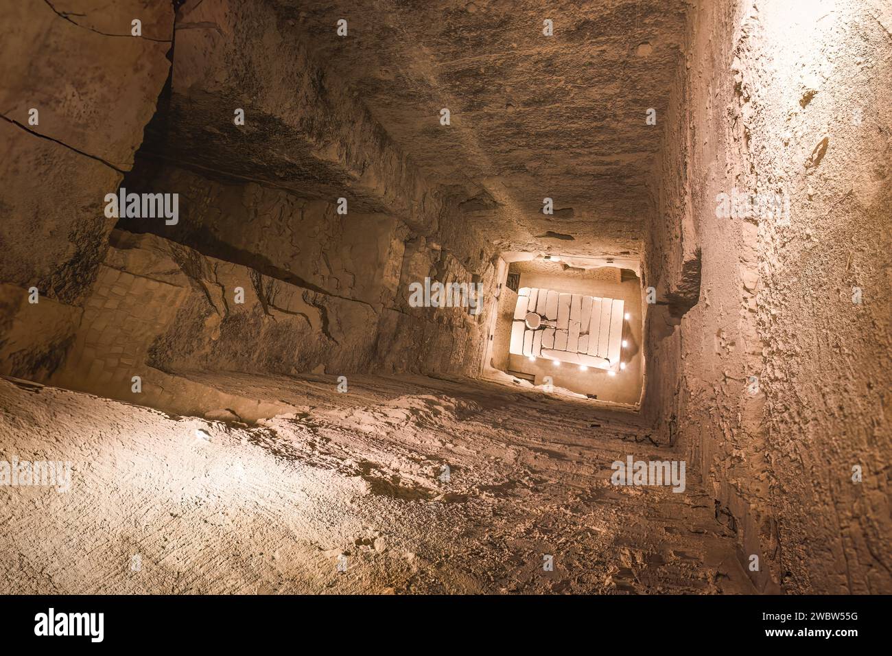 Saqqara, Egitto; sotto la piramide a gradoni c'è l'albero centrale. E' di 7 metri su ciascun lato e profondo 28 metri. In fondo c'era una camera di sepoltura Foto Stock