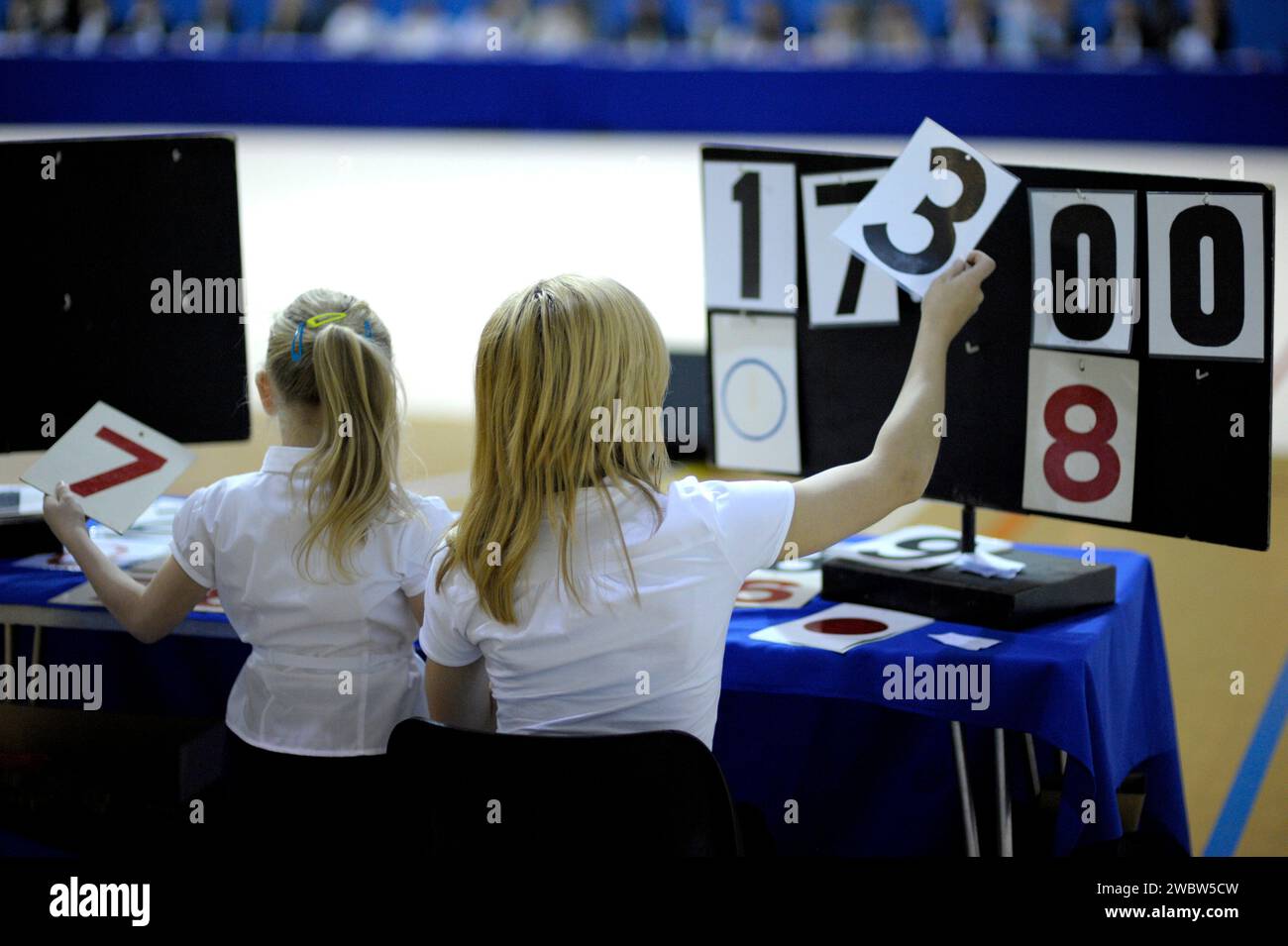 Junior volontari aiutano a tenere il cliente durante una ginnastica scuole la concorrenza. Foto Stock