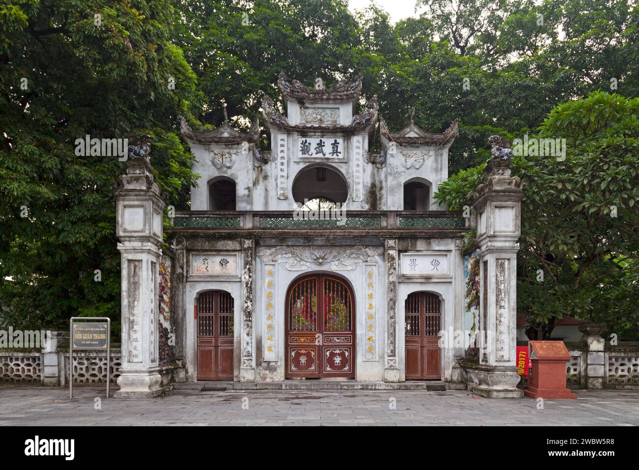 Il tempio Quan Thanh (vietnamita: Đền Quán Thánh), precedentemente noto come tempio di Trấn Vũ (Hán Việt: Trấn Vũ Quán 真武觀? Hán tự?), è un tempio taoista di Hanoi, V Foto Stock