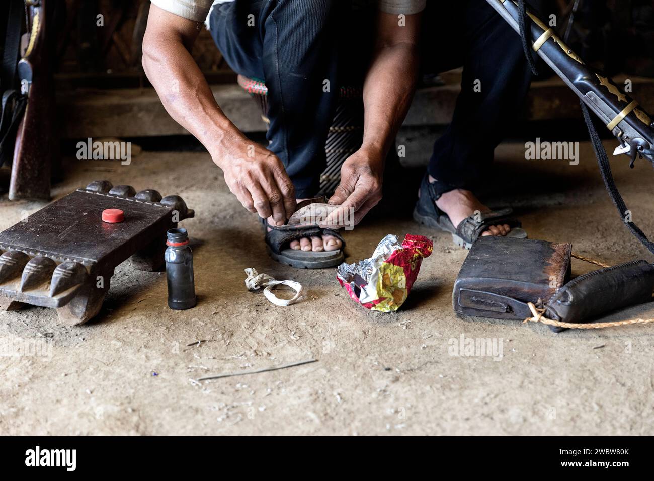 Uomo che produce fucile in stile vintage, in stile inglese, Nagaland, India Foto Stock