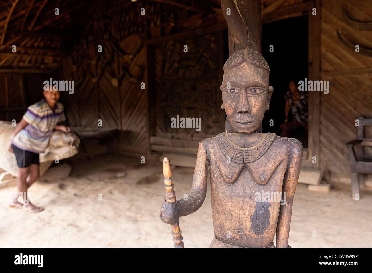 Tradizionale statuto intagliato in legno realizzato dai membri della tribù konyak all'ingresso della tradizionale lunga casa konyak nel villaggio di longwa, nagaland, india Foto Stock