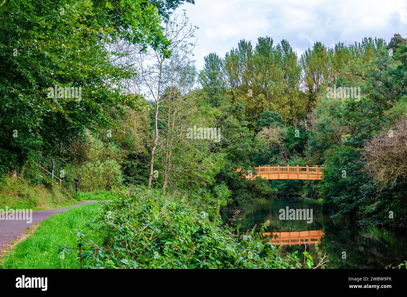 Belfast, County Down, Irlanda del Nord, agosto 30 2023 - nuovo ponte marrone sulla pista ciclabile del fiume Lagan che sostituisce quella danneggiata Foto Stock