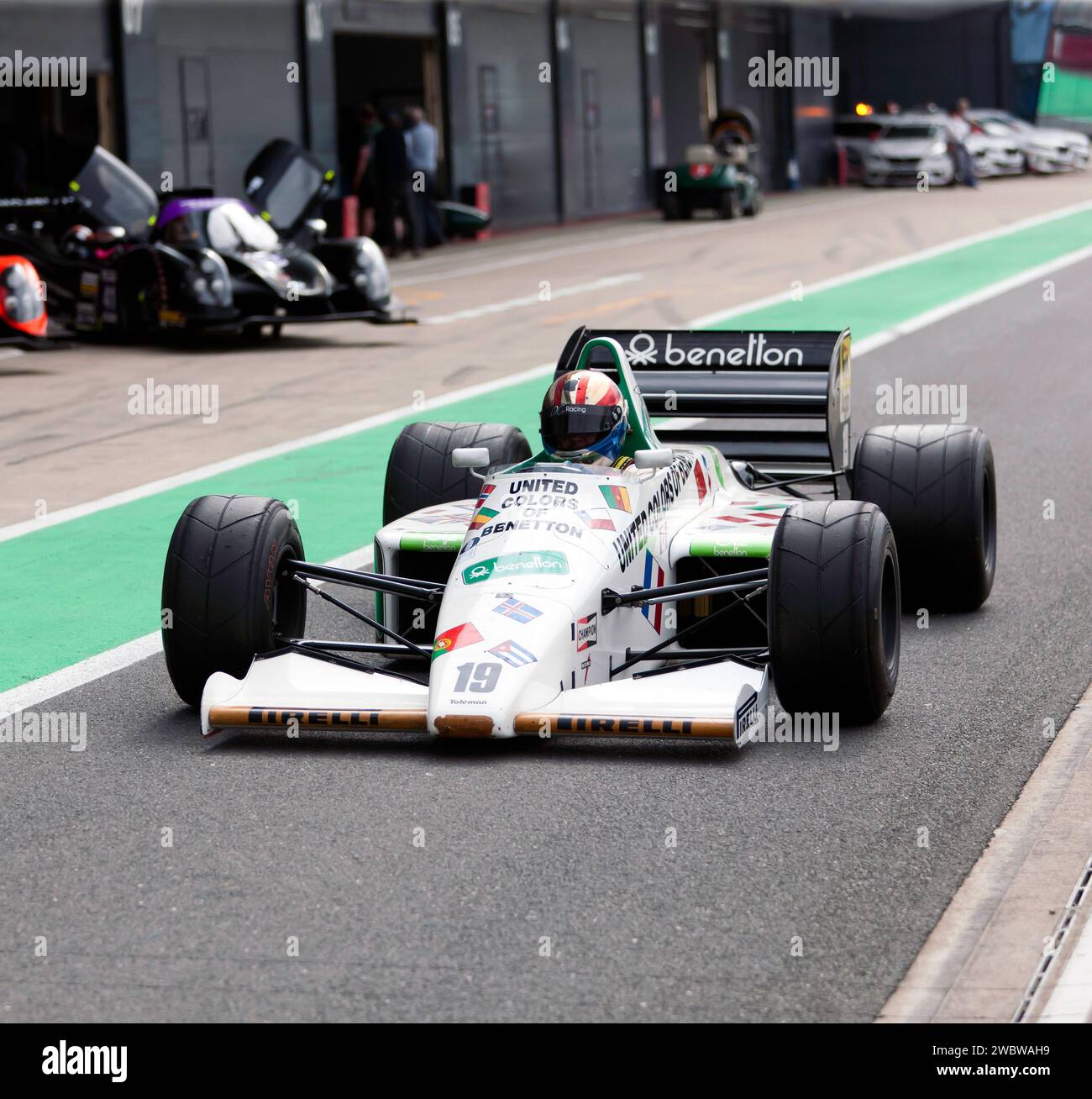 Una Toleman TG185, 1985, Formula 1 Car che guida lungo la pit Lane internazionale al Silverstone Festival 2023 Foto Stock