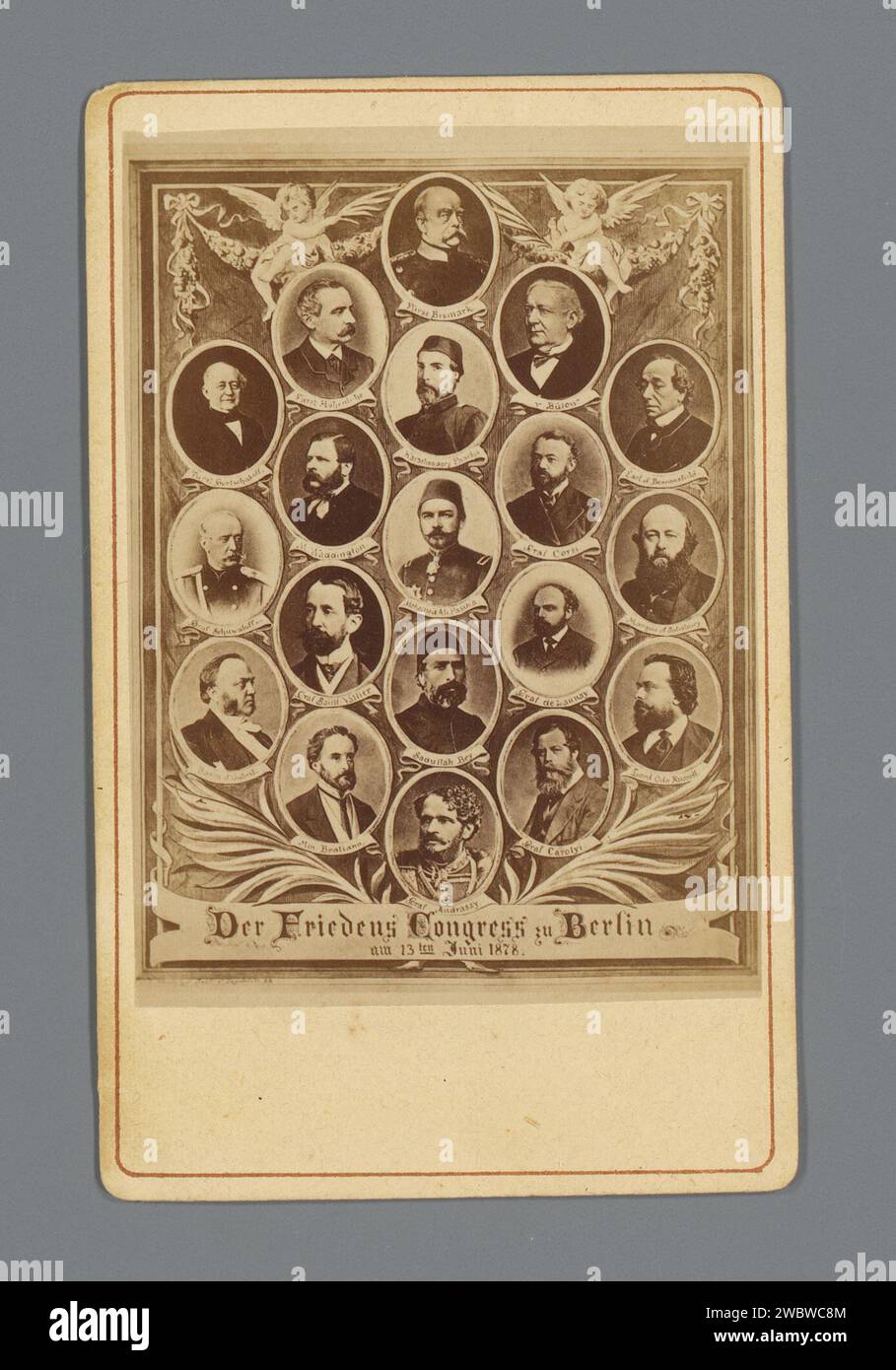 Collage di ritratti in miniatura dei partecipanti al congresso di Berlino del 1878, Anonymous, 1878 Fotocollage. Visita il cartoncino di Berlino. L'albume di carta stampa politico, ad esempio il leader del partito Berlin Foto Stock