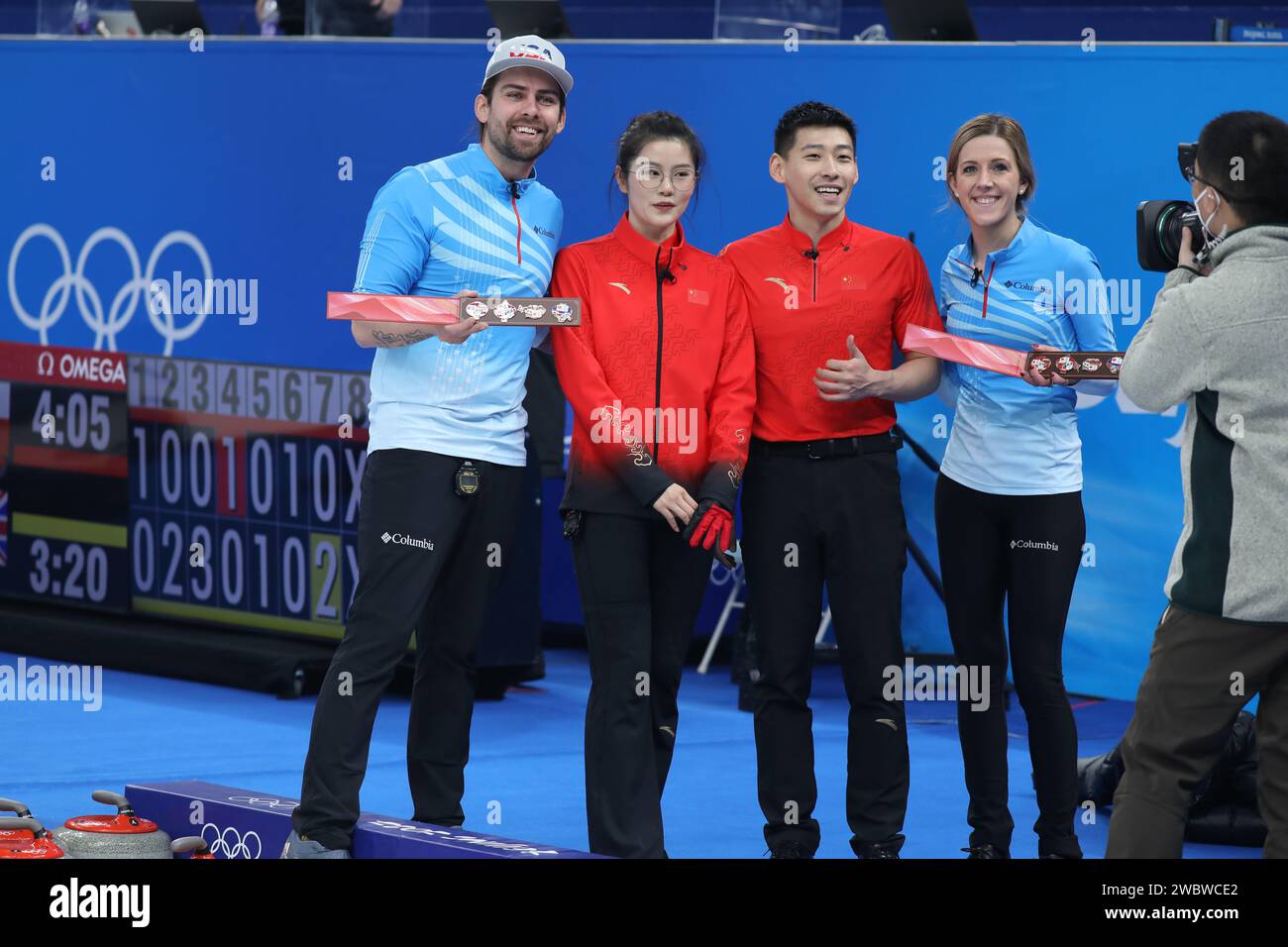 5 FEBBRAIO 2022 - Pechino, Cina: Fan Suyuan e Ling Zhi del Team China regalano regali ai loro avversari Vicky Persinger e Chris Plys del Team United States Foto Stock